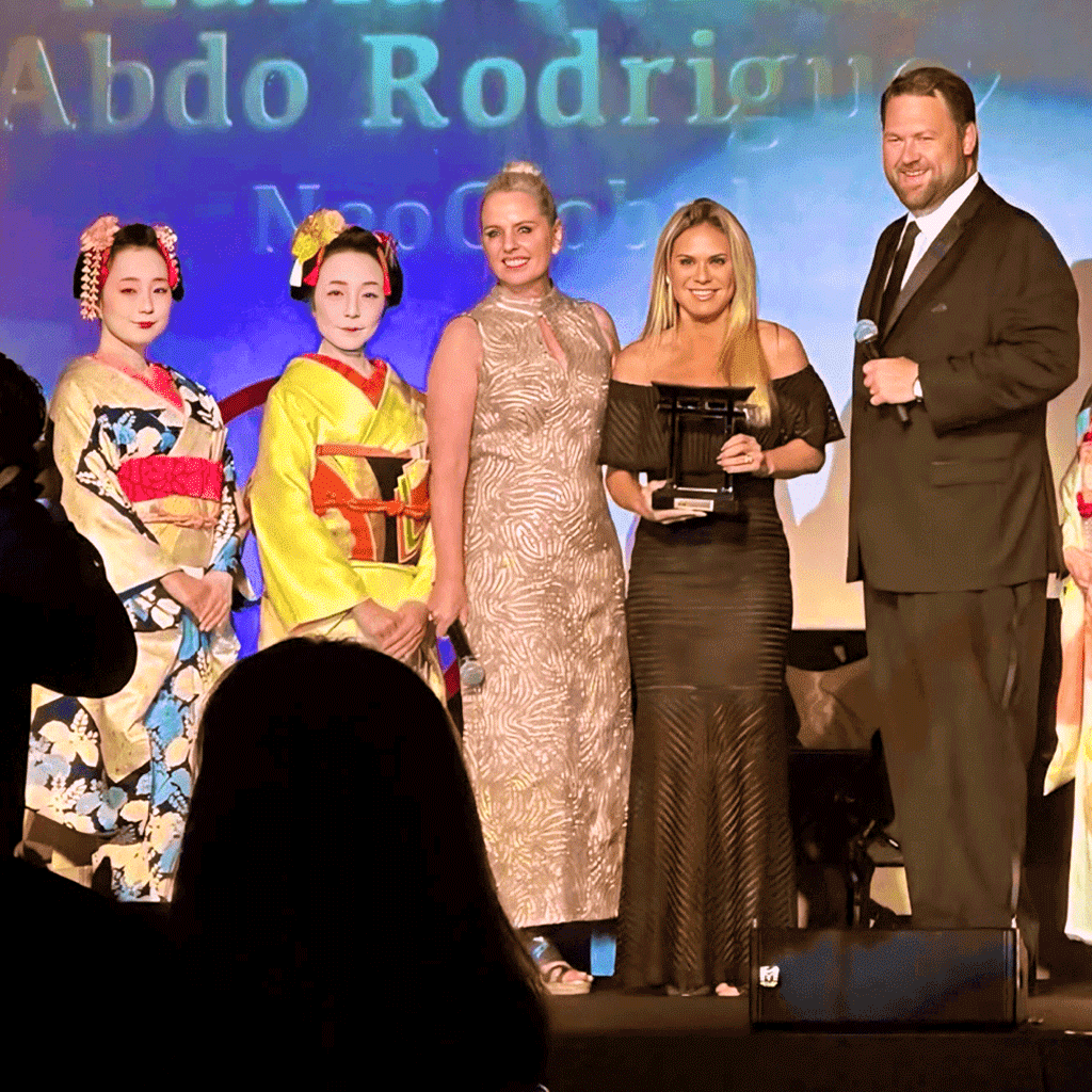 premiação-internacional-maria-tereza-teka-abdomaria-tereza-abdo-rodrigues-segurado-mabdo-seguros-brazi-assinatura-contrato-sobre-pagina-mulher-empreendedora